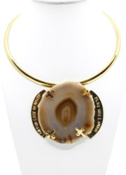 Collier, laiton doré, agate, inscription - H 20 cm / H médaillon 8 cm / L médaillon 9 cm