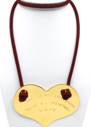 Pendentif, laiton doré, ruban, " Love is the irrestible desire to be irresistibly desired - H 30 cm / H médaillon 7 cm / L médaillon 10 cm