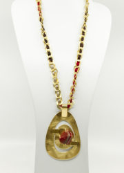 Pendentif en laiton doré, jaspe rouge, ruban - H 47 cm / H pendant 12 cm / L pendant 7 cm