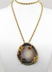 Pendentif en laiton doré torsadé, agate,grenat et oxyde de zirconium